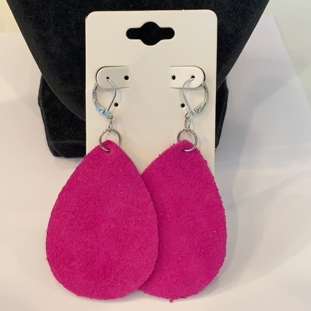 💐5/25 hot pink leather teardrop lever back